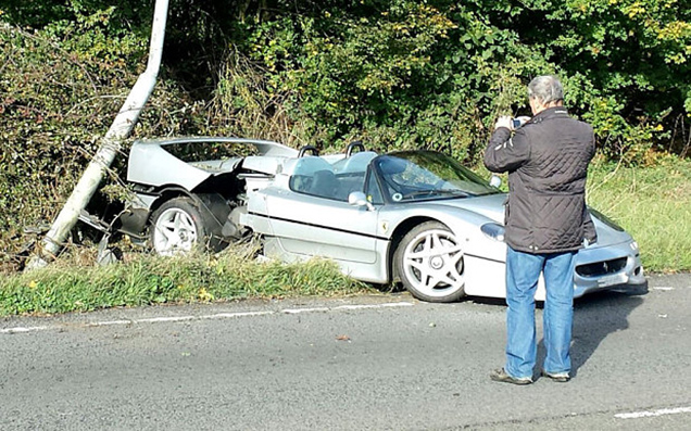 Zeldzame Ferrari F50 crasht in Engeland 