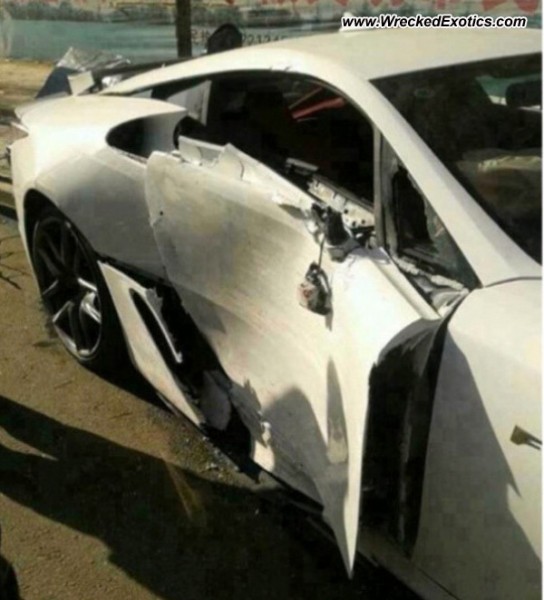 Zonde! Lexus LF-A gecrasht in China