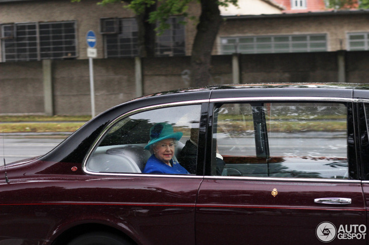 Queen Elizabeth in haar Bentley gespot