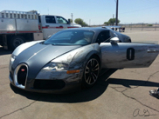Une Bugatti Veyron 16.4 se frotte à une pile de pneus